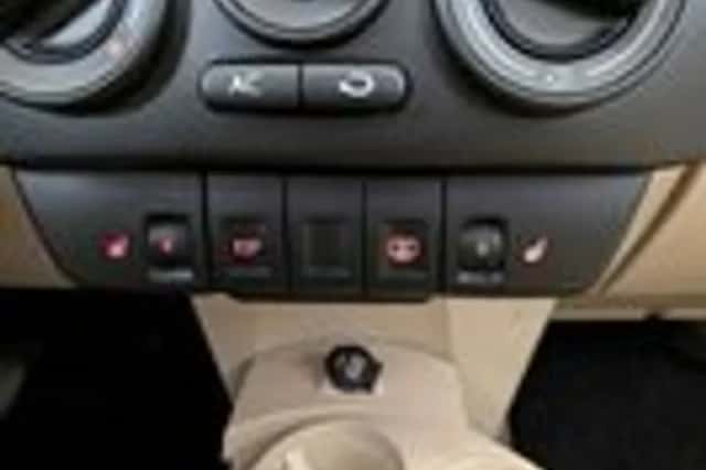 Volkswagen New Beetle (2004) thumbnail 12