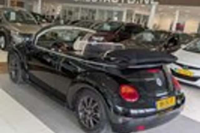 Volkswagen New Beetle (2004) thumbnail 3
