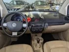 Volkswagen New Beetle (2004) thumbnail 8