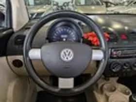 Volkswagen New Beetle (2004) thumbnail 9