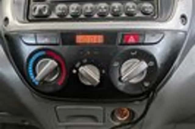 Toyota RAV4 (2003) thumbnail 12