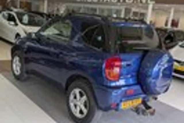 Toyota RAV4 (2003) thumbnail 3