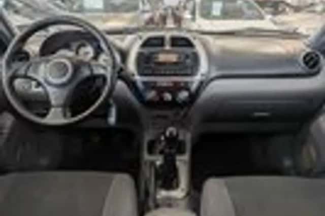 Toyota RAV4 (2003) thumbnail 9