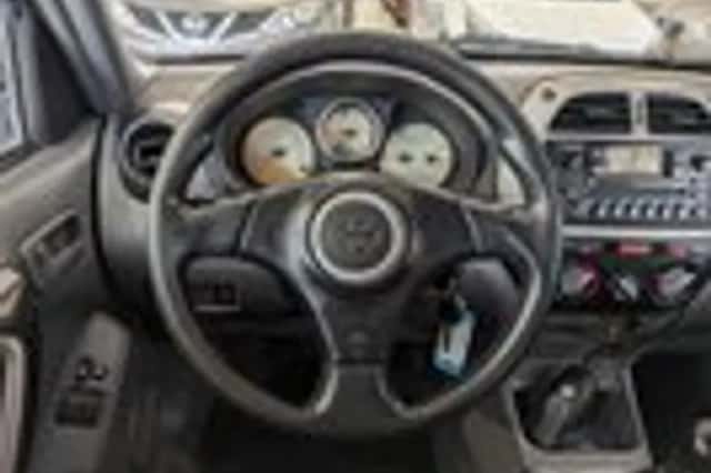 Toyota RAV4 (2003) thumbnail 10