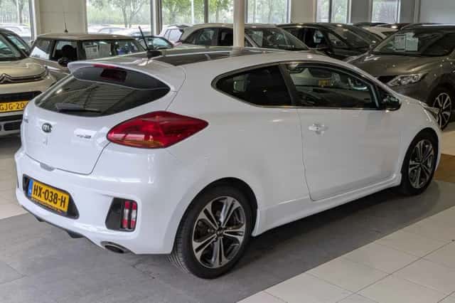 Kia Pro Cee'd (2016) thumbnail 4