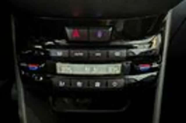 Peugeot 2008 (2018) thumbnail 16