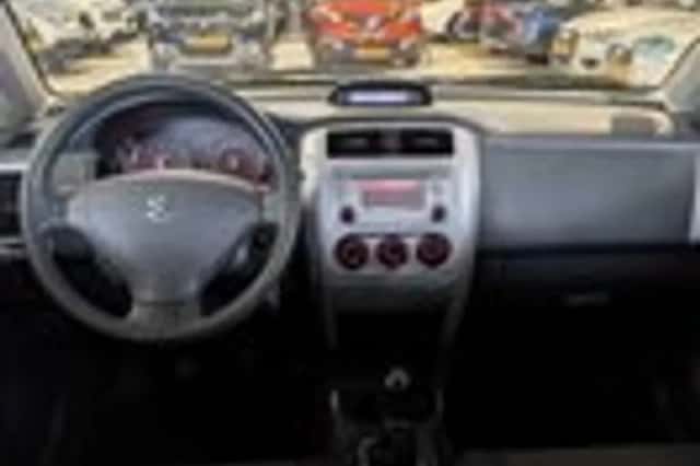 Suzuki Liana (2006) thumbnail 8