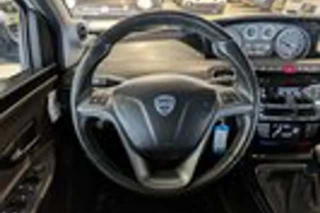 Lancia Ypsilon (2011) thumbnail 10