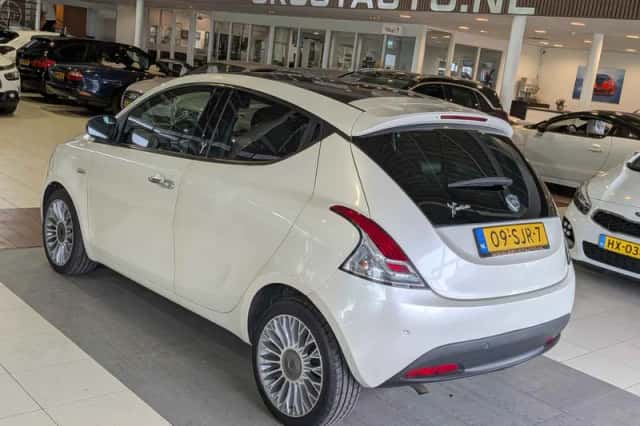 Lancia Ypsilon (2011) thumbnail 3