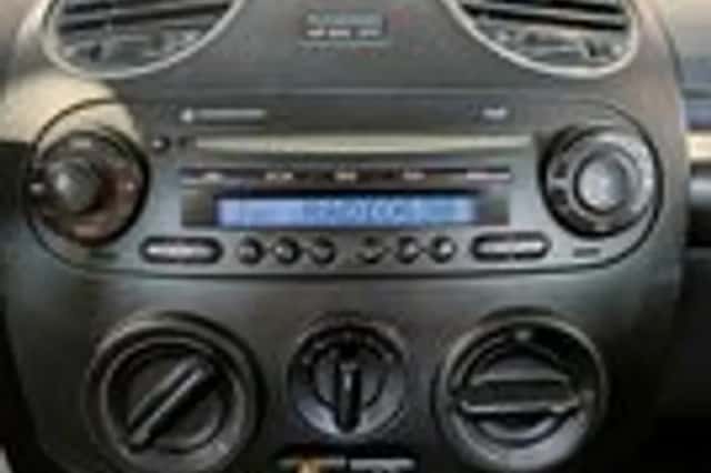 Volkswagen New Beetle (2006) thumbnail 11