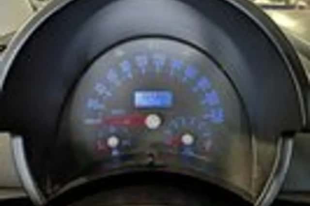 Volkswagen New Beetle (2003) thumbnail 11