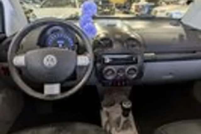 Volkswagen New Beetle (2003) thumbnail 9