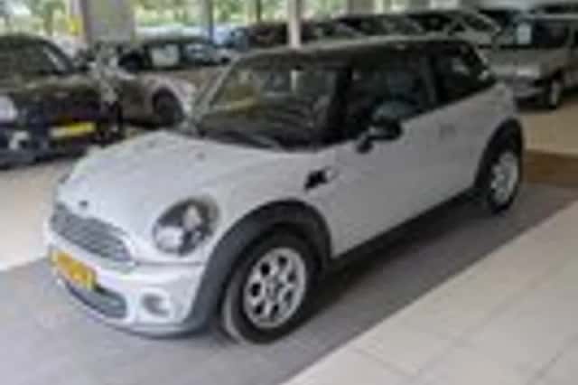 MINI Cooper (2011) thumbnail 2