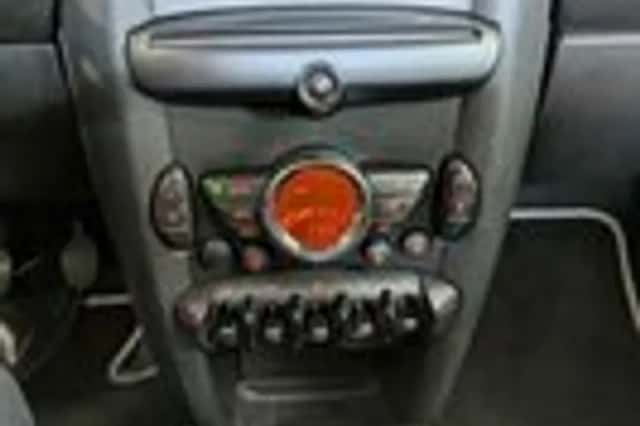 MINI Cooper (2011) thumbnail 14