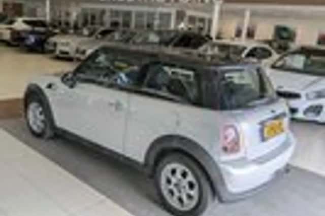 MINI Cooper (2011) thumbnail 3