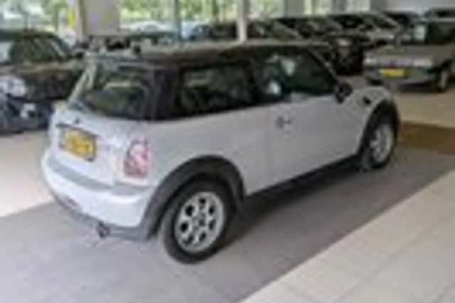 MINI Cooper (2011) thumbnail 4
