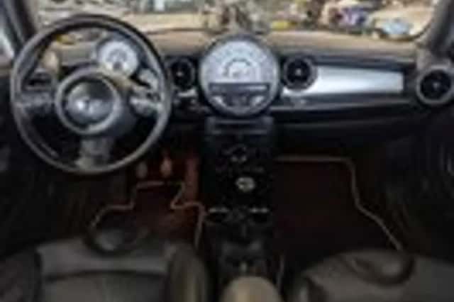 MINI Cooper (2011) thumbnail 9