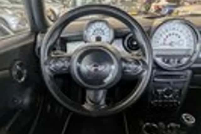MINI Cooper (2011) thumbnail 10