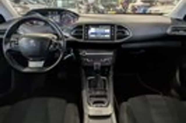 Peugeot 308 (2016) thumbnail 9