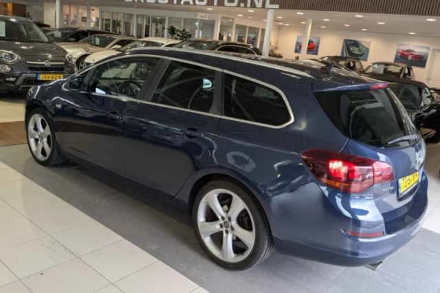 Opel Astra (2011) thumbnail 3