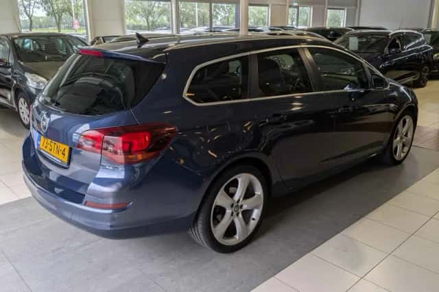 Opel Astra (2011) thumbnail 4