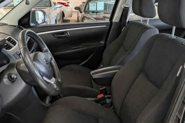 Suzuki Swift (2011) thumbnail 6