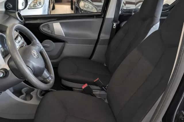 Toyota Aygo (2009) thumbnail 6