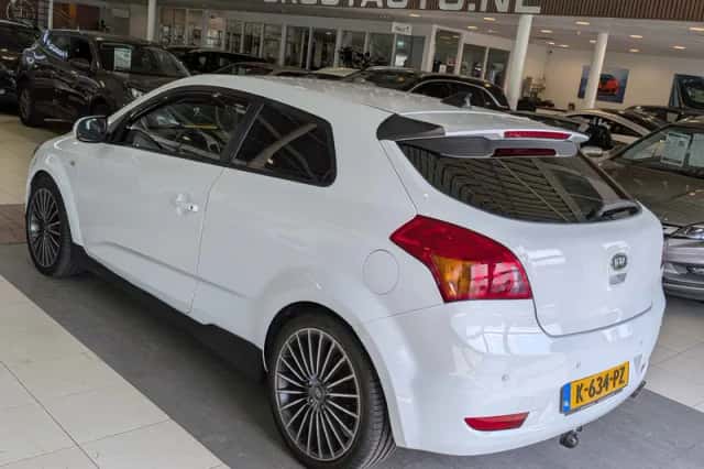 Kia Pro Cee'd (2011) thumbnail 3
