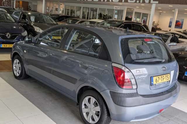 Kia Rio (2006) thumbnail 3