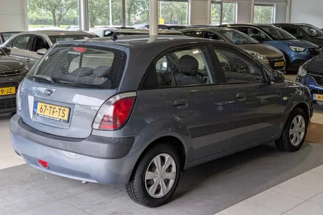 Kia Rio (2006) thumbnail 4