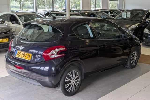 Peugeot 208 (2015) thumbnail 4