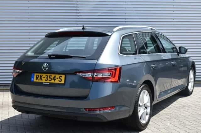 Škoda Superb (2018) thumbnail 4