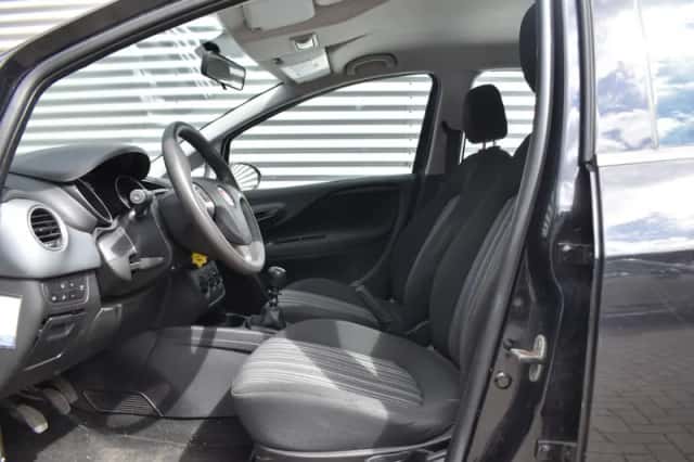 Fiat Punto (2010) thumbnail 3