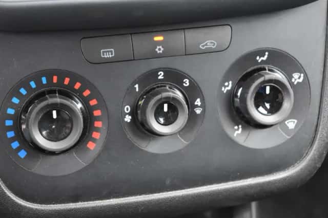 Fiat Punto (2010) thumbnail 25