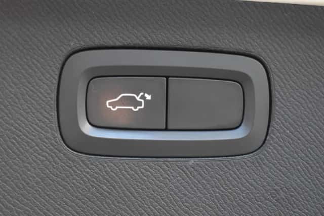 Volvo XC90 (2016) thumbnail 12