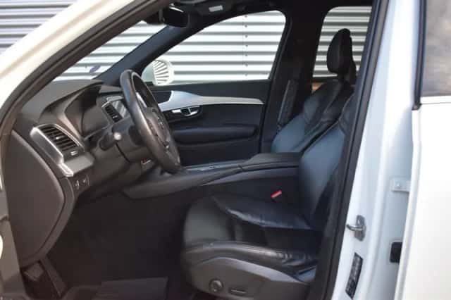 Volvo XC90 (2016) thumbnail 3