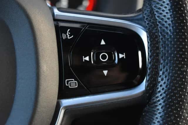 Volvo XC90 (2016) thumbnail 23