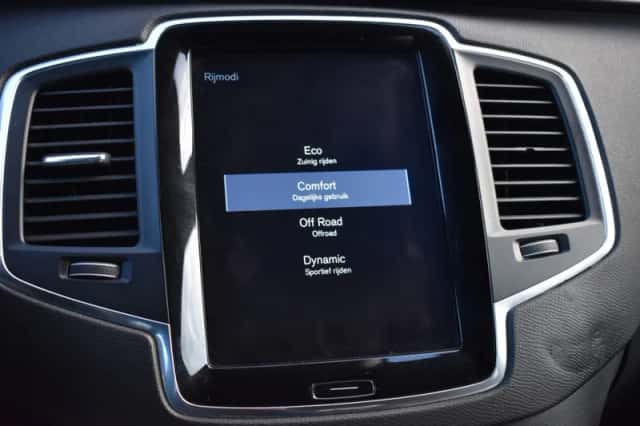 Volvo XC90 (2016) thumbnail 30