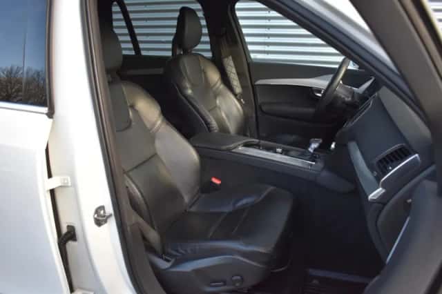 Volvo XC90 (2016) thumbnail 40