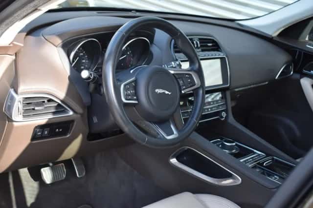 Jaguar F-Pace (2019) thumbnail 15