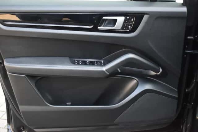 Porsche Cayenne (2021) thumbnail 24
