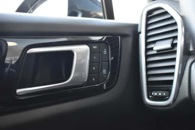 Porsche Cayenne (2021) thumbnail 25