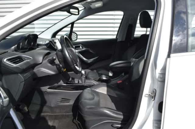 Peugeot 2008 (2016) thumbnail 12