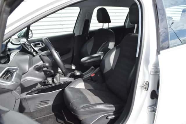 Peugeot 2008 (2016) thumbnail 13