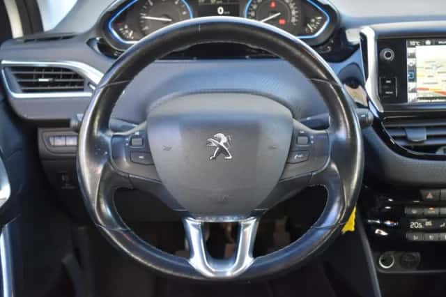 Peugeot 2008 (2016) thumbnail 16