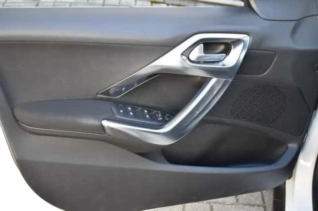 Peugeot 2008 (2016) thumbnail 10