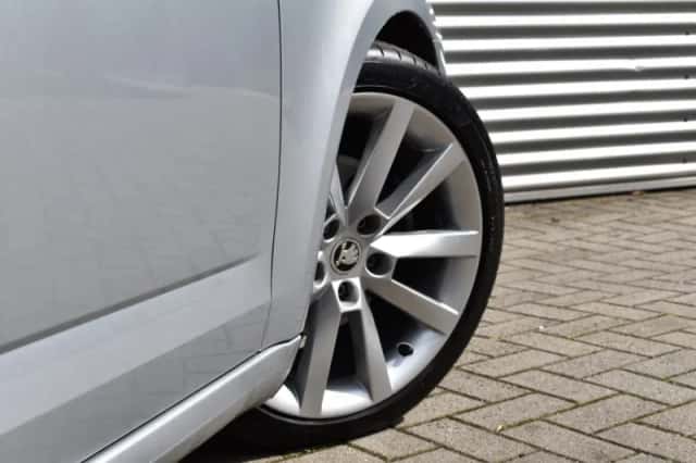 Škoda Octavia (2014) thumbnail 5