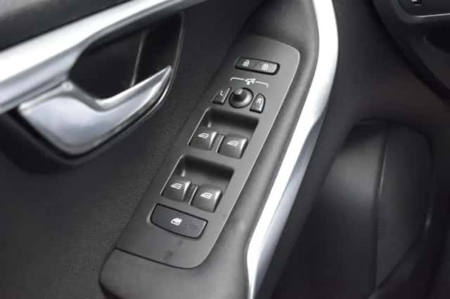 Volvo V40 (2014) thumbnail 12