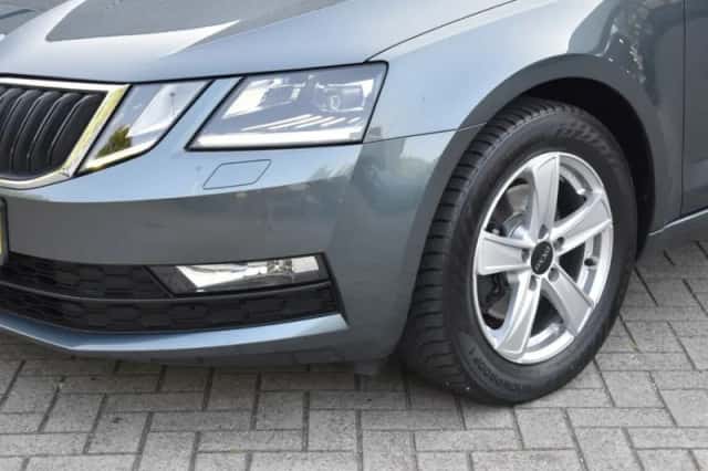 Škoda Octavia (2020) thumbnail 2