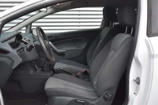 Ford Fiesta (2010) thumbnail 2